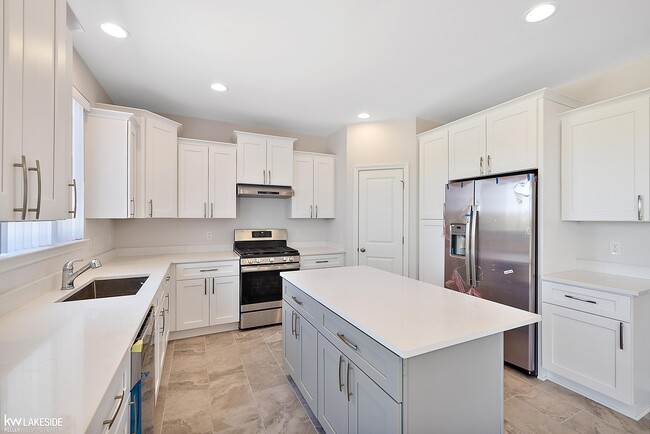 Building Photo - 23827 Shadow Woods Dr