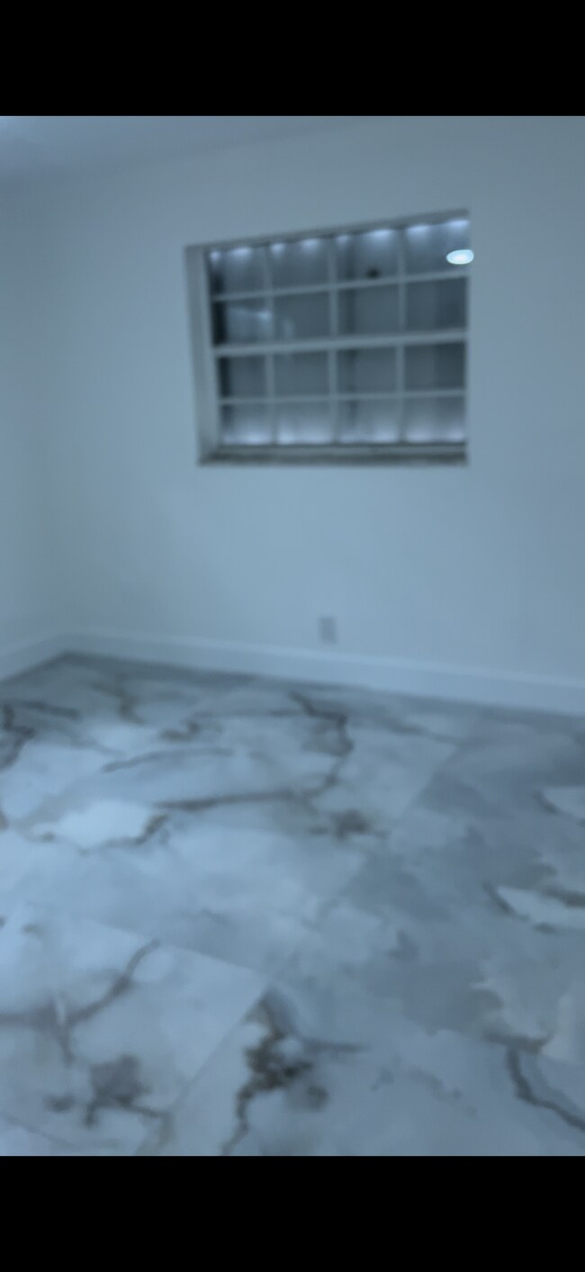 Building Photo - 5911 NW 19th Ct