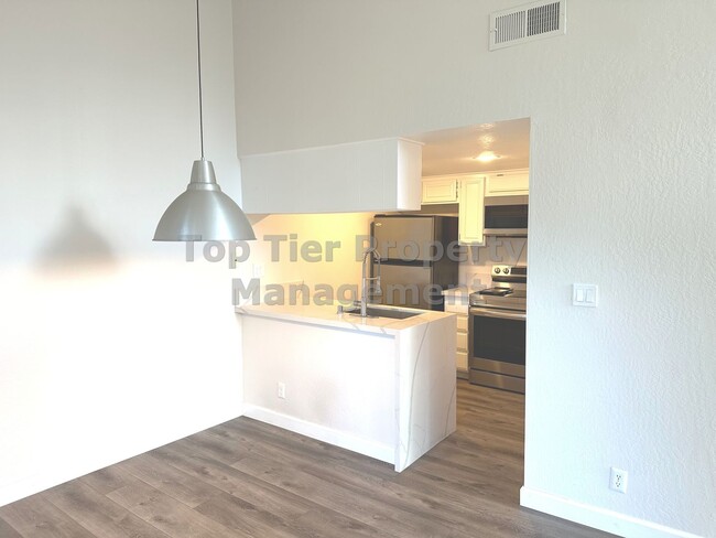 Primary Photo - Beautiful and Recently Renovated 2 Bed/ 2 ...