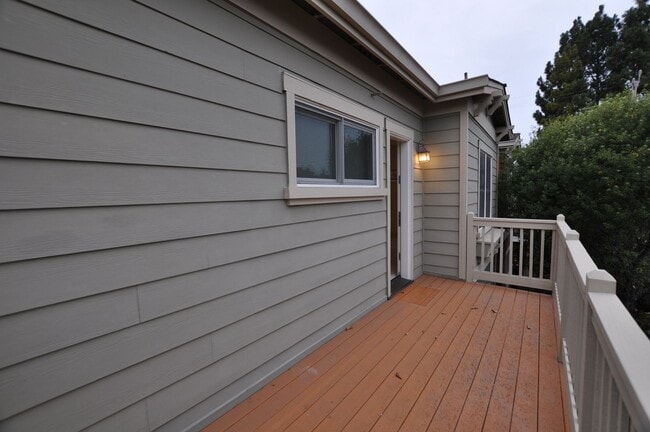 Building Photo - Luxury Craftsman Style Home in quiet San M...