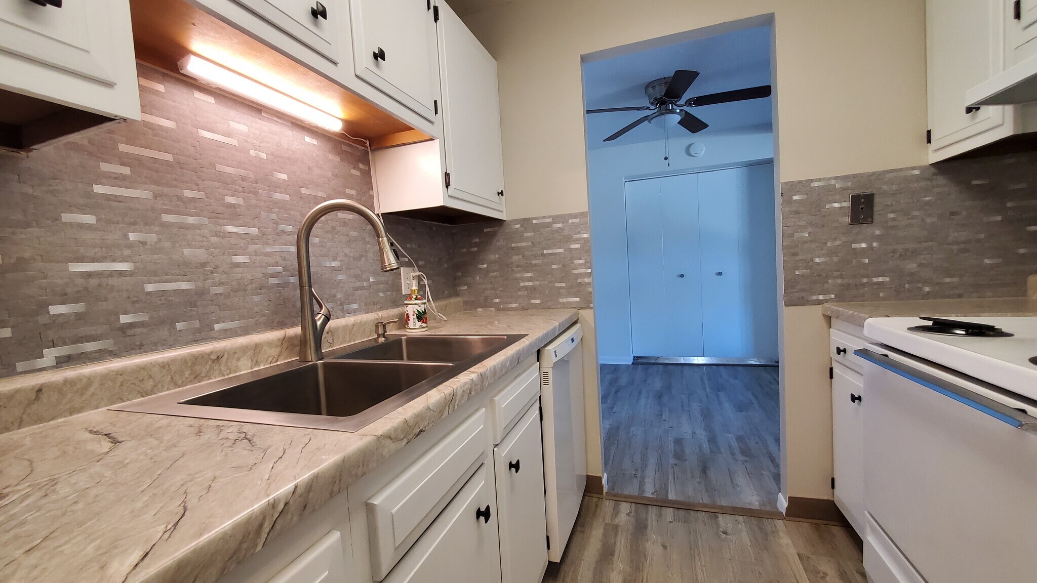 Kitchen looking into the dining room - 1675 Cedarwood Dr