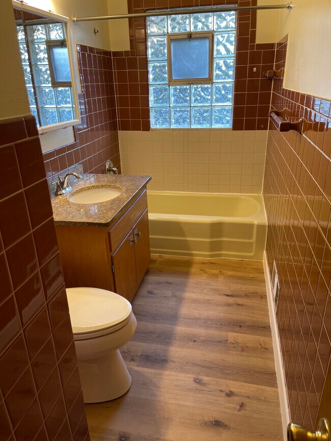 Main bathroom - 2710 S 68th St