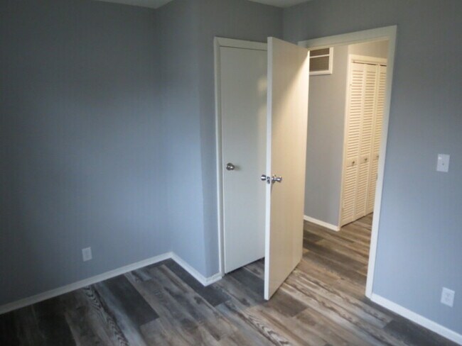 Building Photo - 2664 Shelly Dr