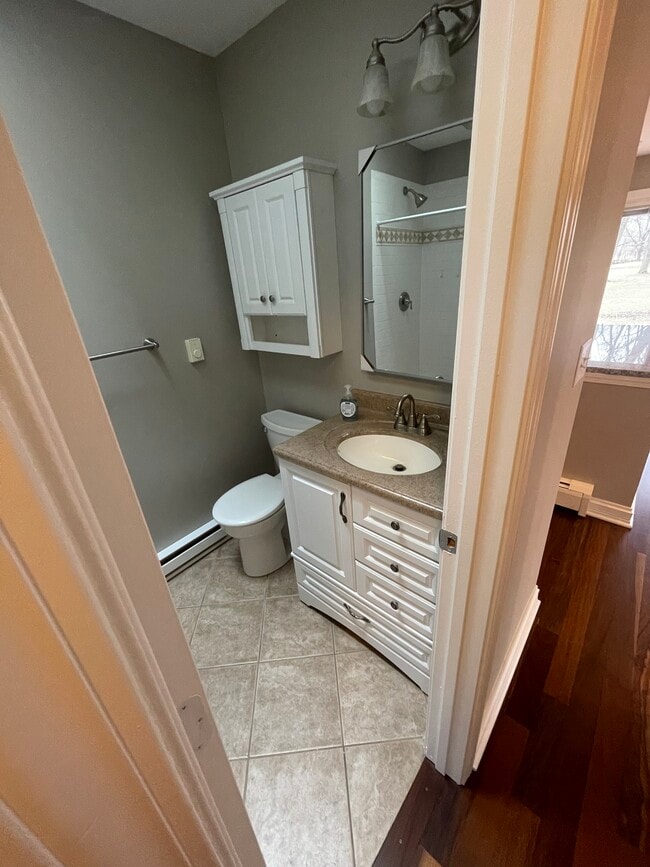 Hall bath - 422 N Gates St