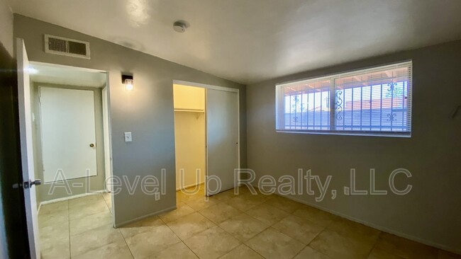 Building Photo - 742 E Holaway Dr