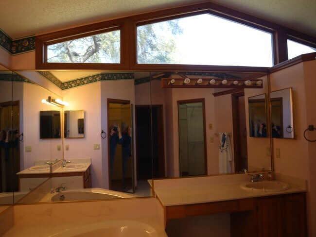 Building Photo - Beautiful Brick Home in Crystal Lakes Estate Call Carole Arcaro 386-216-4900 Deltona Lakes Realty