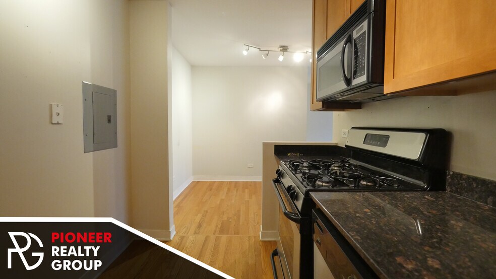 Building Photo - 643 W Wrightwood Ave