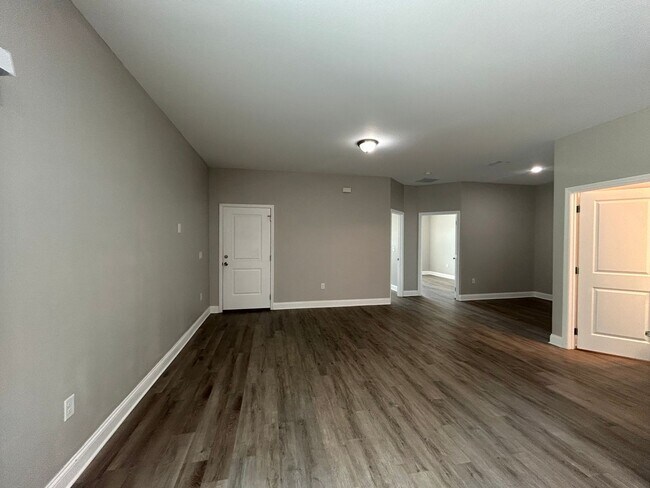 Building Photo - Renovated 3 Bedroom, 2 Bath Duplex Home in...