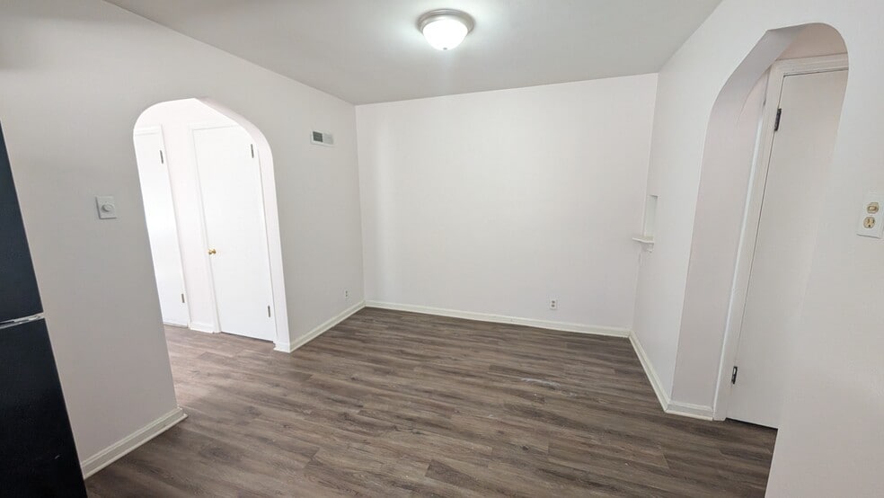 Building Photo - 5825 Sunshine Dr