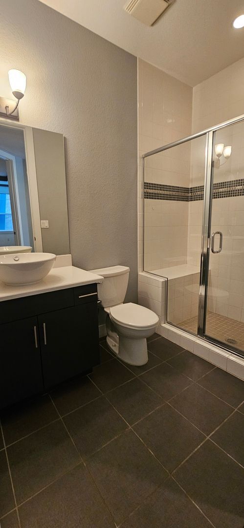 Building Photo - Congress Park High Rise Living! Huge Main Floor 2 Bed 2 Bath