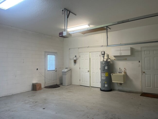 Building Photo - 2054 Sawgrass Dr