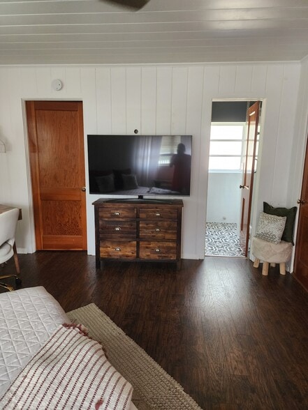 Master bedroom. - 117 Trout Ave