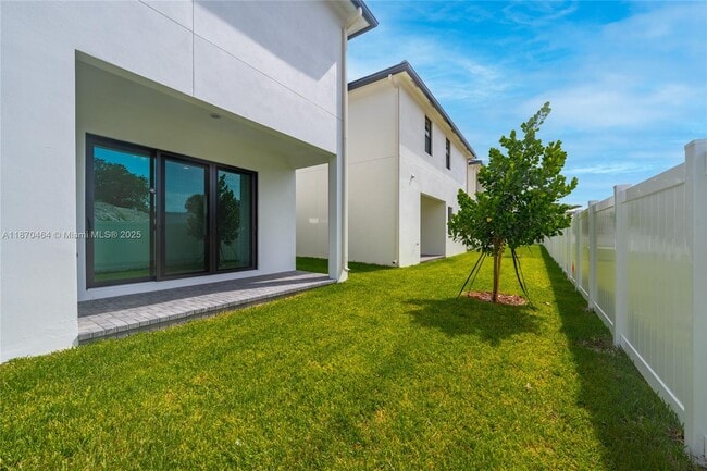 Building Photo - 1450 SW 23rd St