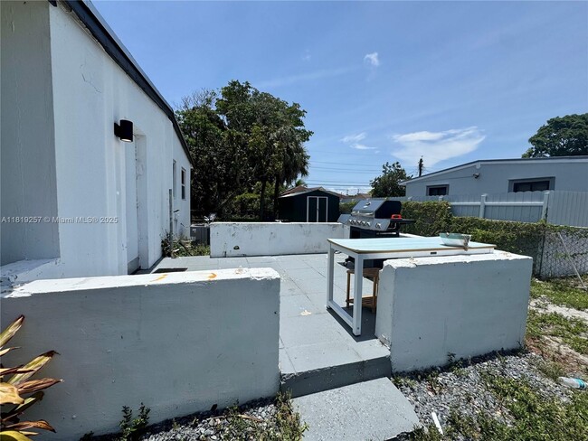 Building Photo - 370 NW 15th Ct