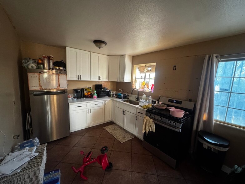 Building Photo - 831 N H St