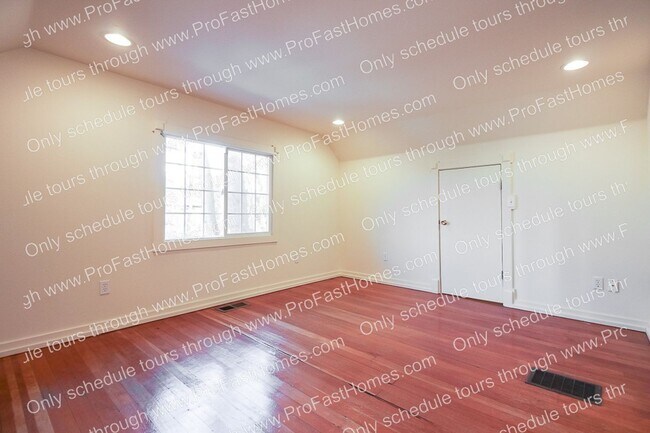 Building Photo - 3232 N Michigan Ave