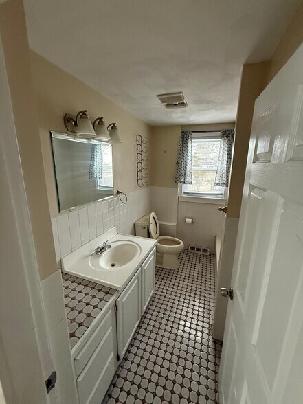 Building Photo - 98 Hazel St