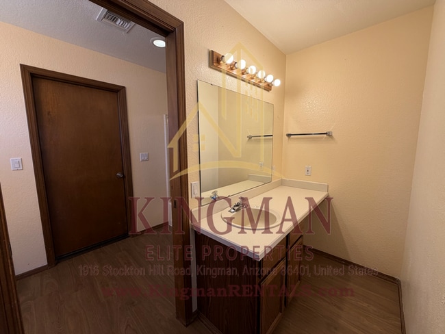Building Photo - 3 Bedroom / 2 Bath Home with Courtyard Entry, Fireplace & Spacious Backyard