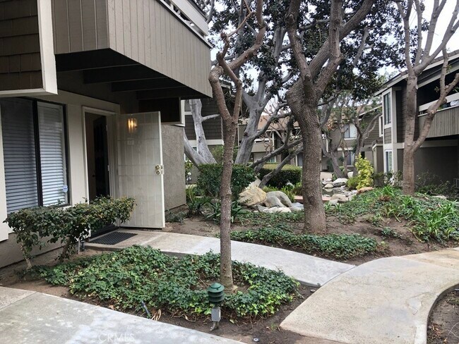 Building Photo - 21 Streamwood-