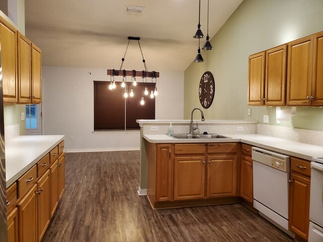 Building Photo - 4 Bedroom 2 Bath home located in heart of ...