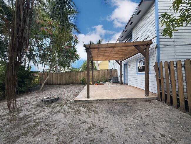 Building Photo - 9243 Green Meadows Way