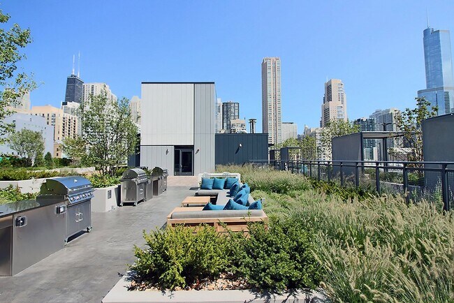 Building Photo - 618 N Wells St