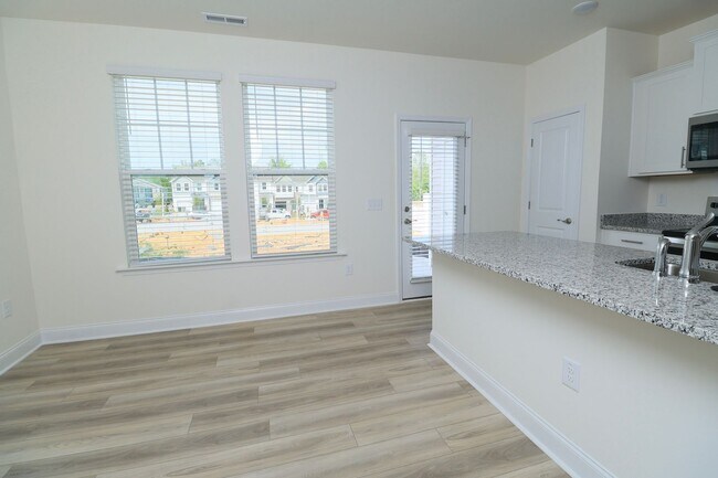 Building Photo - Townhouse
