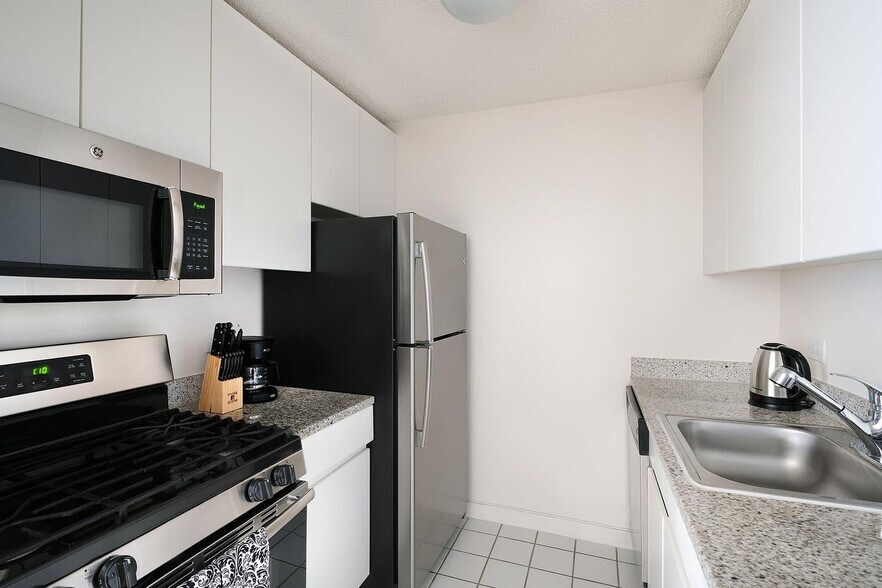 Building Photo - 175 E 96th St