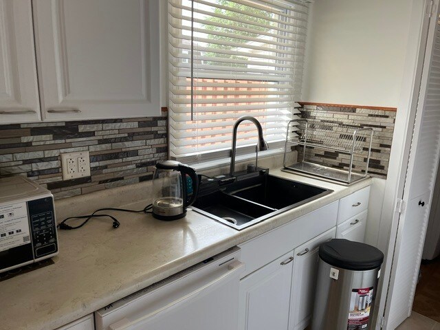 Building Photo - 1811 Jamestown Cir