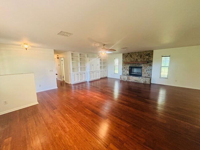 Building Photo - Forest of Golden Hills 3/2/2 ***Hidden Gem***