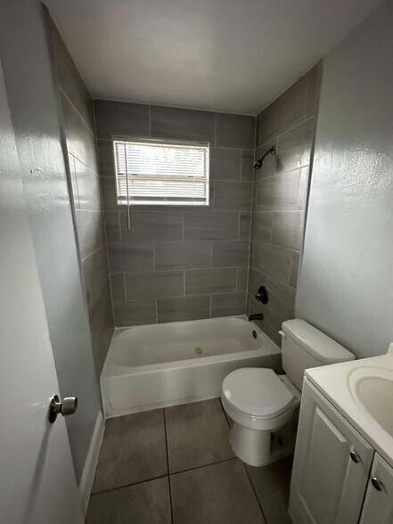 Building Photo - 2026 Palafox St