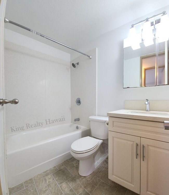 Building Photo - UPGRADED 3 br / 2 ba Only 2 units per flr, VIEWS, Utils Incl.+2 prkg.