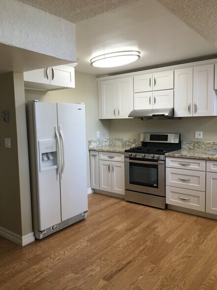 Kitchen - 100 Driftwood St