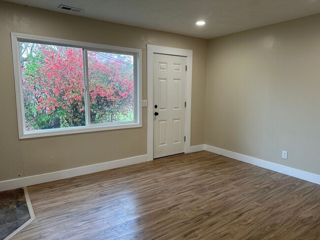Building Photo - GORGEOUS Duplex in South Salt Lake!!!