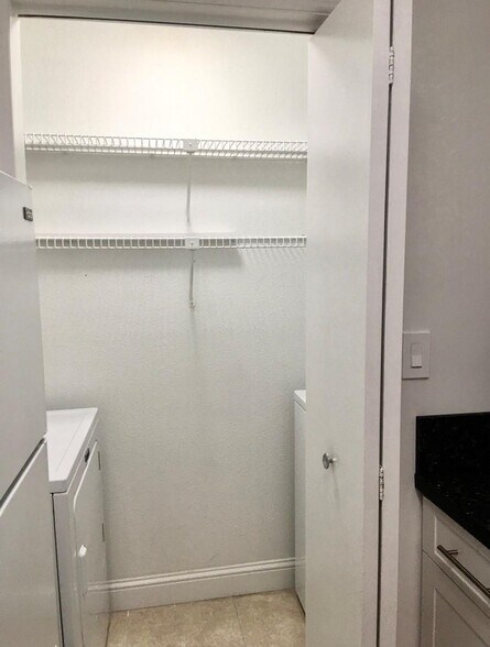 Building Photo - 927 Riverside Dr