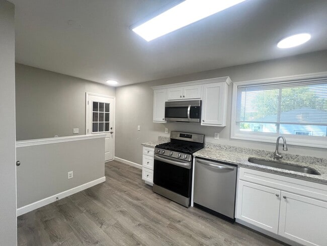 Building Photo - Beautifully updated 3 Bedroom 1 Bath Home ...