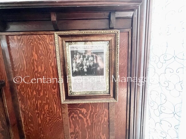 Building Photo - Historic home centrally located and beauti...