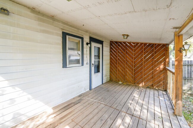 Building Photo - 2 bedroom 1 bath house with a garage in downtown New Albany