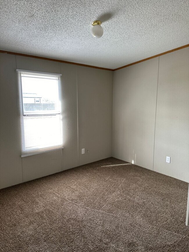 Building Photo - 3/2 double wide in Tye!