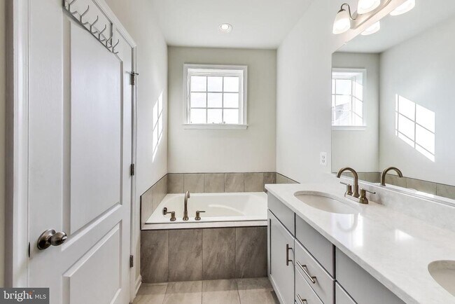 Building Photo - 2530 Lanham Hill Cir
