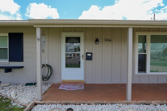 Building Photo - Charming Sun City Center Retreat: 2BR/1BA ...