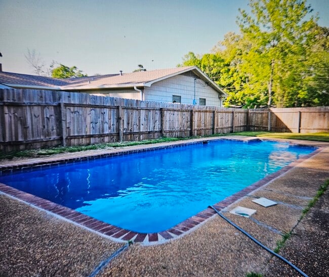Building Photo - 1450 Springdale Dr