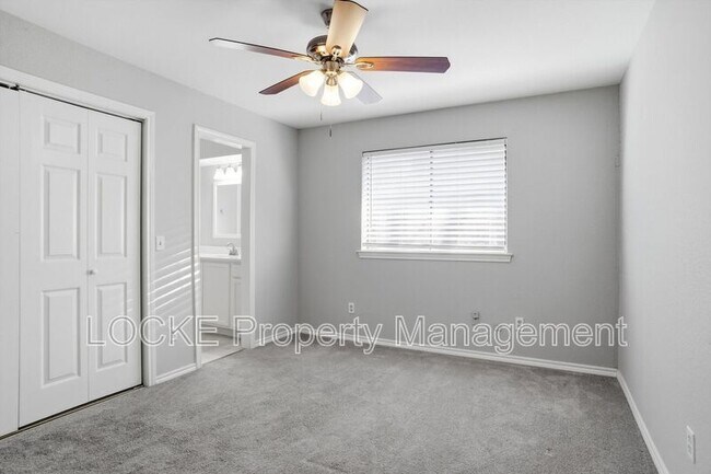 Building Photo - 2212 Valcourt Dr