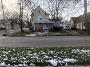 Building Photo - Very well decorated and furnished 4 BR house near IWU. Ideal for students with 2 kitchens