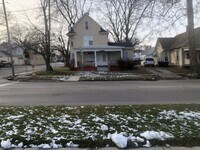 Building Photo - Very well decorated and furnished 4 BR house near IWU. Ideal for students with 2 kitchens