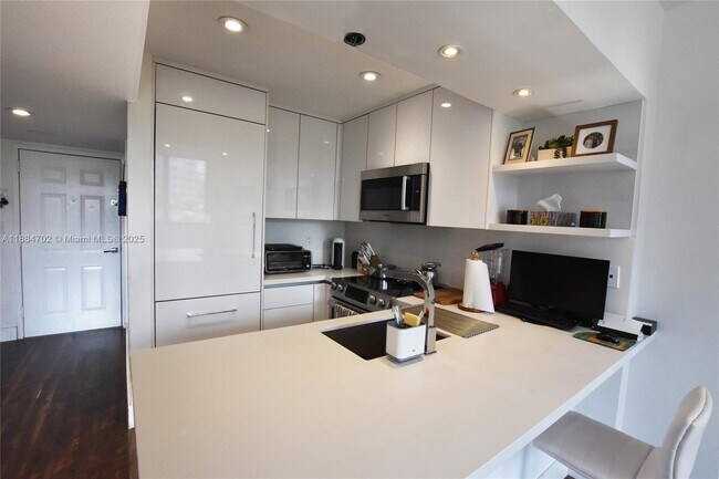 Building Photo - 540 Brickell Key Dr