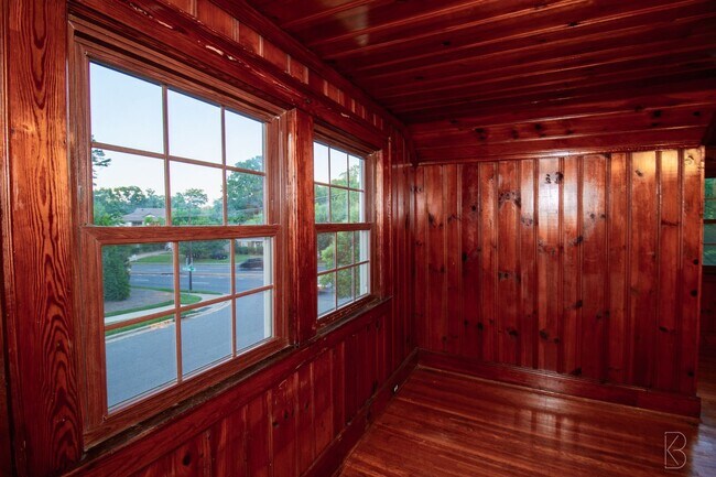 Building Photo - Prime location & Space!
