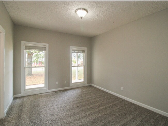 Building Photo - Spacious home!