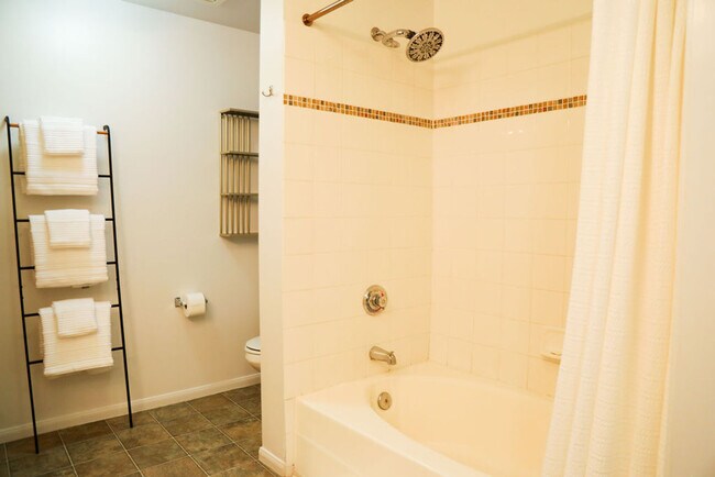 Building Photo - 2419 Fifth Ave