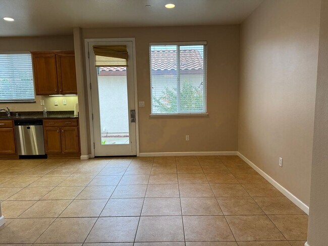 Building Photo - Corner lot Roseville property!